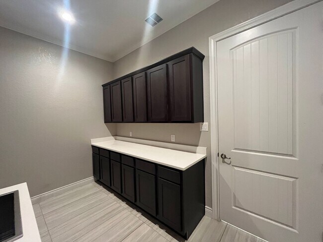 Building Photo - 4815 Viewcrest Rd