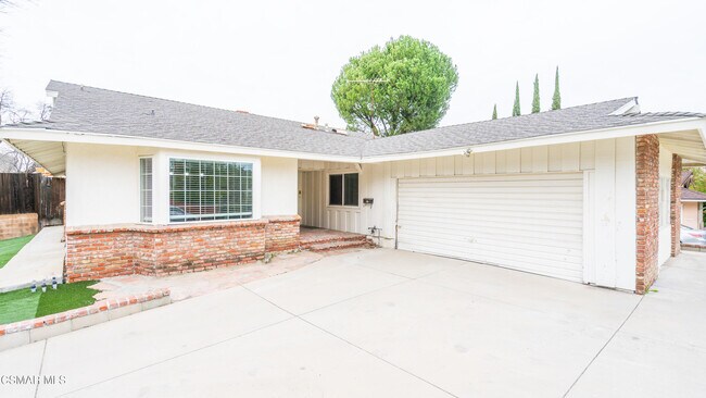 Building Photo - 5901 Hanna Ave