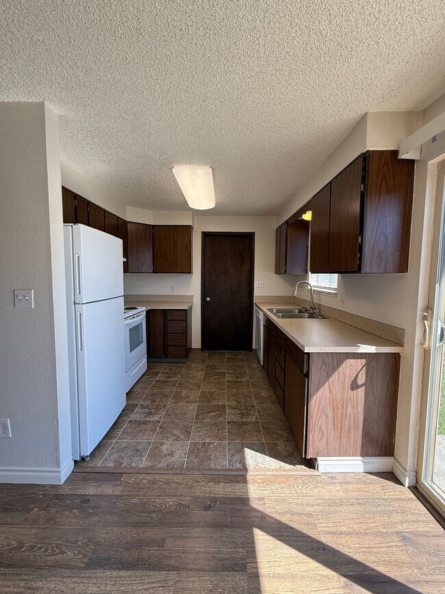 Building Photo - 141-143 E Home Ave