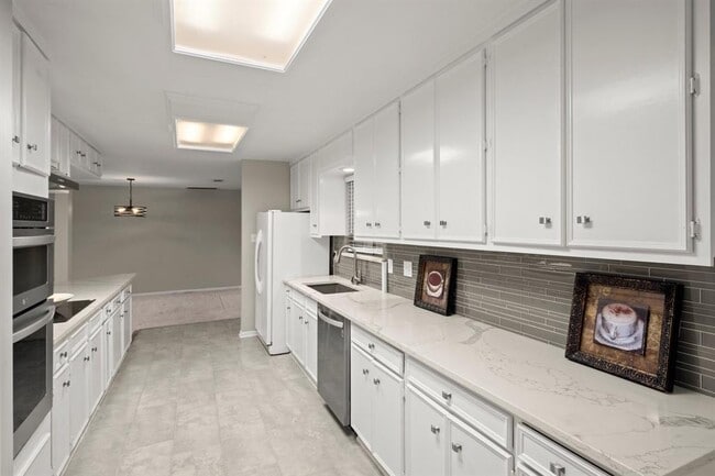 Building Photo - 8 Champions Colony E