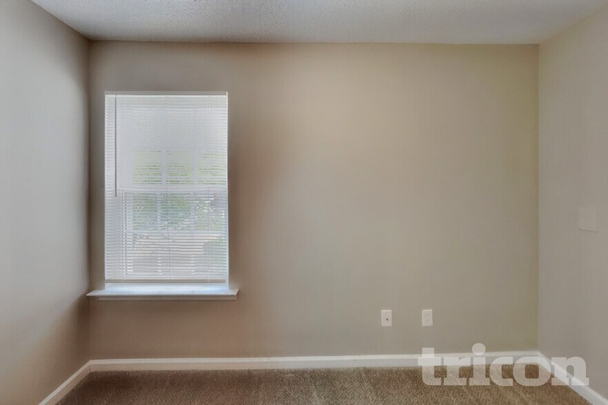 Building Photo - 223 Pebblestone Dr