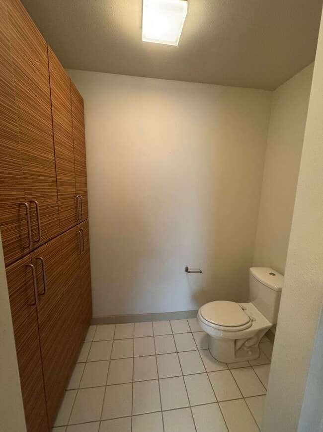 Building Photo - Spacious 2 bed 2 bath, 1000+ sq ft. condo on Market St in Ballard