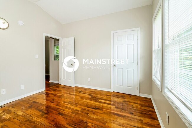 Building Photo - 3 Bedroom Pet-Friendly Home in Louisville, KY with Main Street Renewal