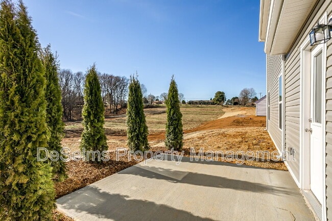 Building Photo - 2206 Yearling Dr