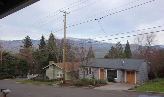 Building Photo - 487 Scenic Dr
