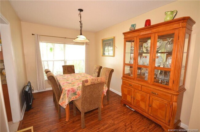 Building Photo - 753 NW Waterlily Pl