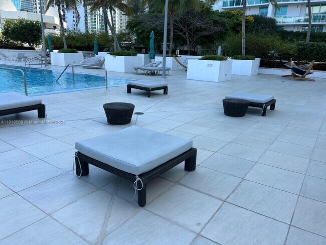 Building Photo - 950 Brickell Bay Dr