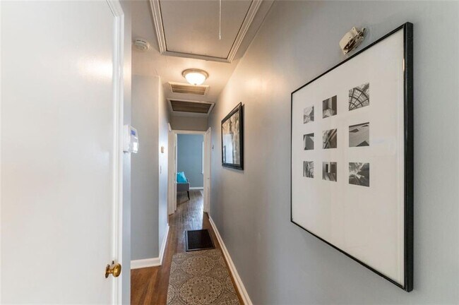 Building Photo - 547 Westmeath Dr SW