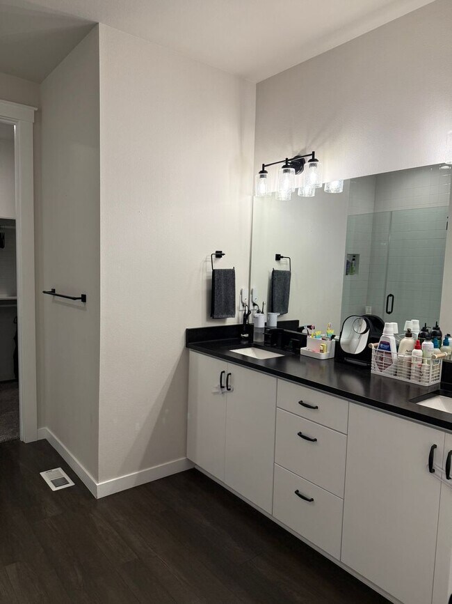 Building Photo - Beautiful Home with lots of upgrades.... A...