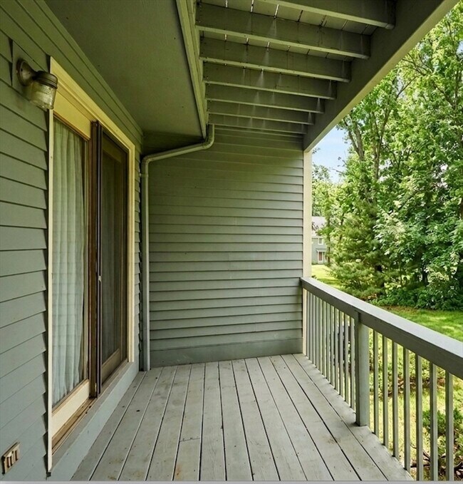Building Photo - 8 Deer Path