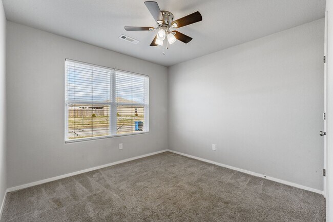Building Photo - 848 NW Evans Cir