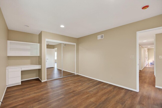 Building Photo - 1525 Fairway Dr