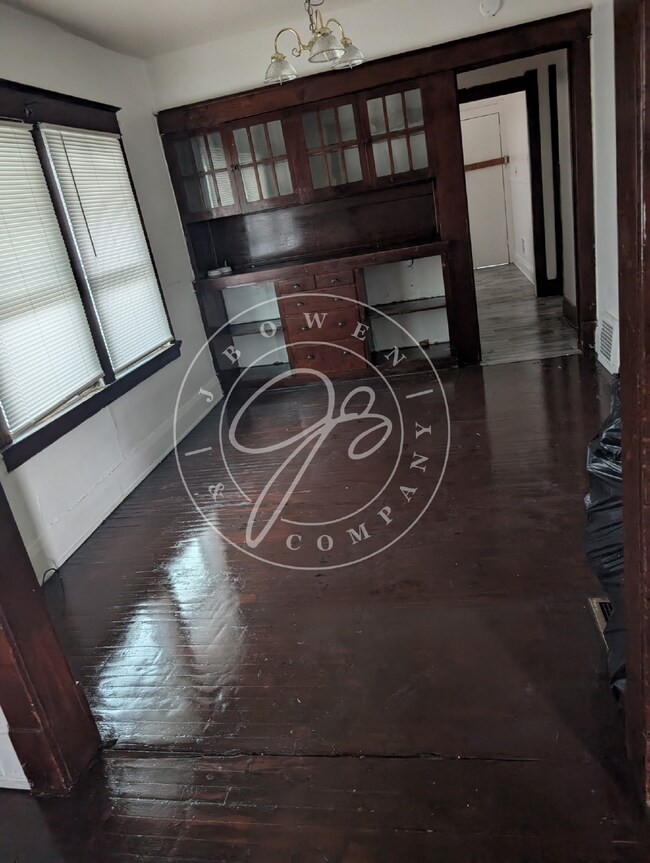 Building Photo - $400 deposit! Spacious upper duplex with i...