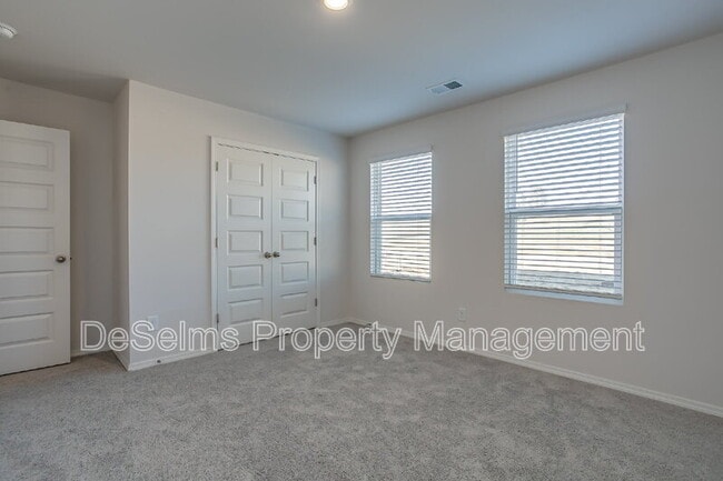 Building Photo - 2206 Yearling Dr