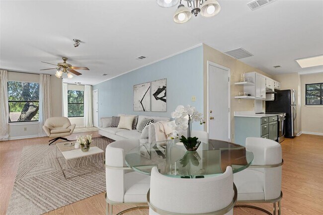 Building Photo - 8302 Spring Valley Dr