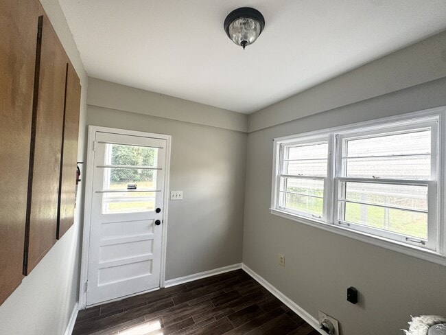 Building Photo - 221 Shirley Dr