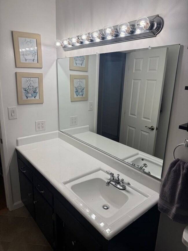 Building Photo - Gorgeous Updated 3 Bedroom in the heart of...