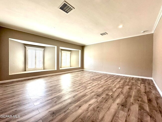 Building Photo - 10288 Lakeview Dr