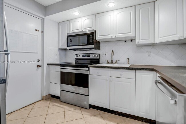 Building Photo - 2322 S Cypress Bend Dr