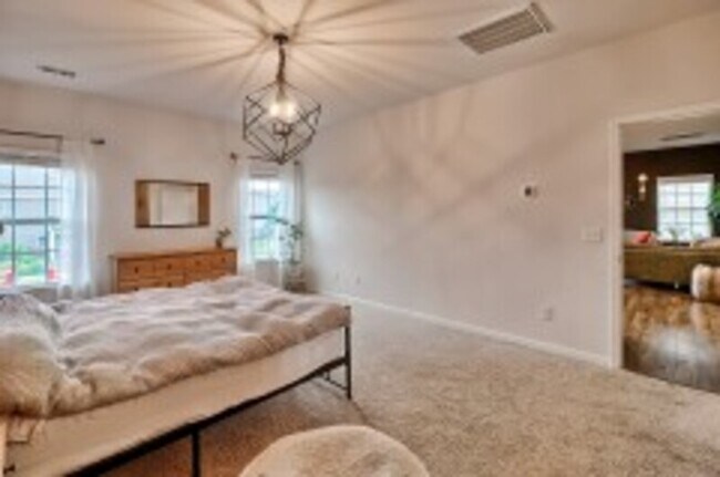Building Photo - 310 Tulip Way