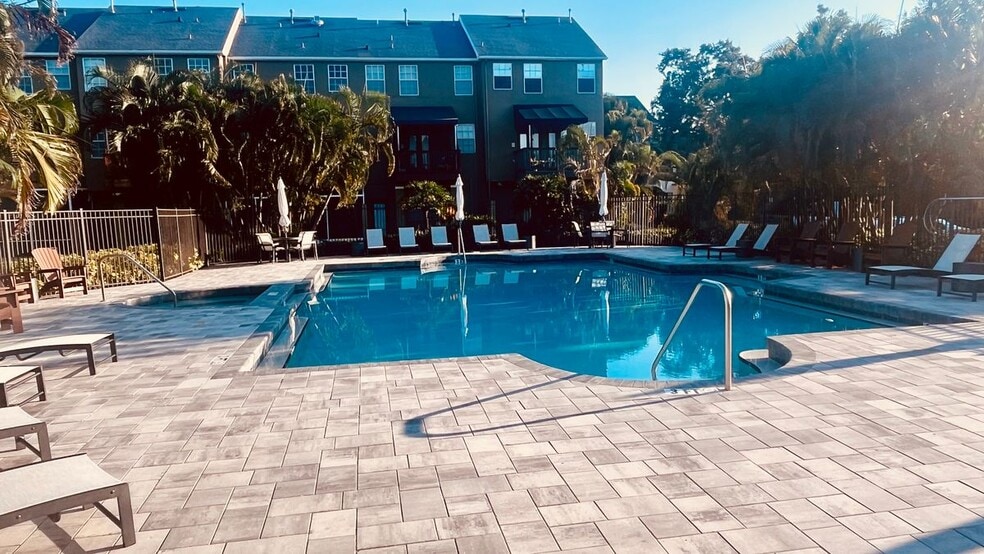 Building Photo - 2915 POINTEVIEW