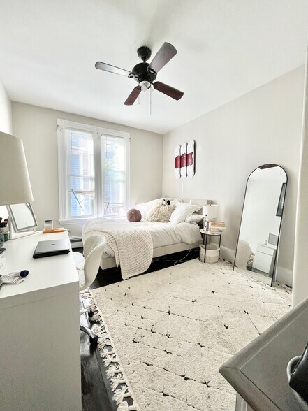 Building Photo - 719 Parker St