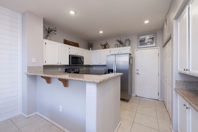 Building Photo - FULLY FURNISHED 2 BEDROOM CONDO IN THE NW WITH ATTACHED 2 CAR GARAGE