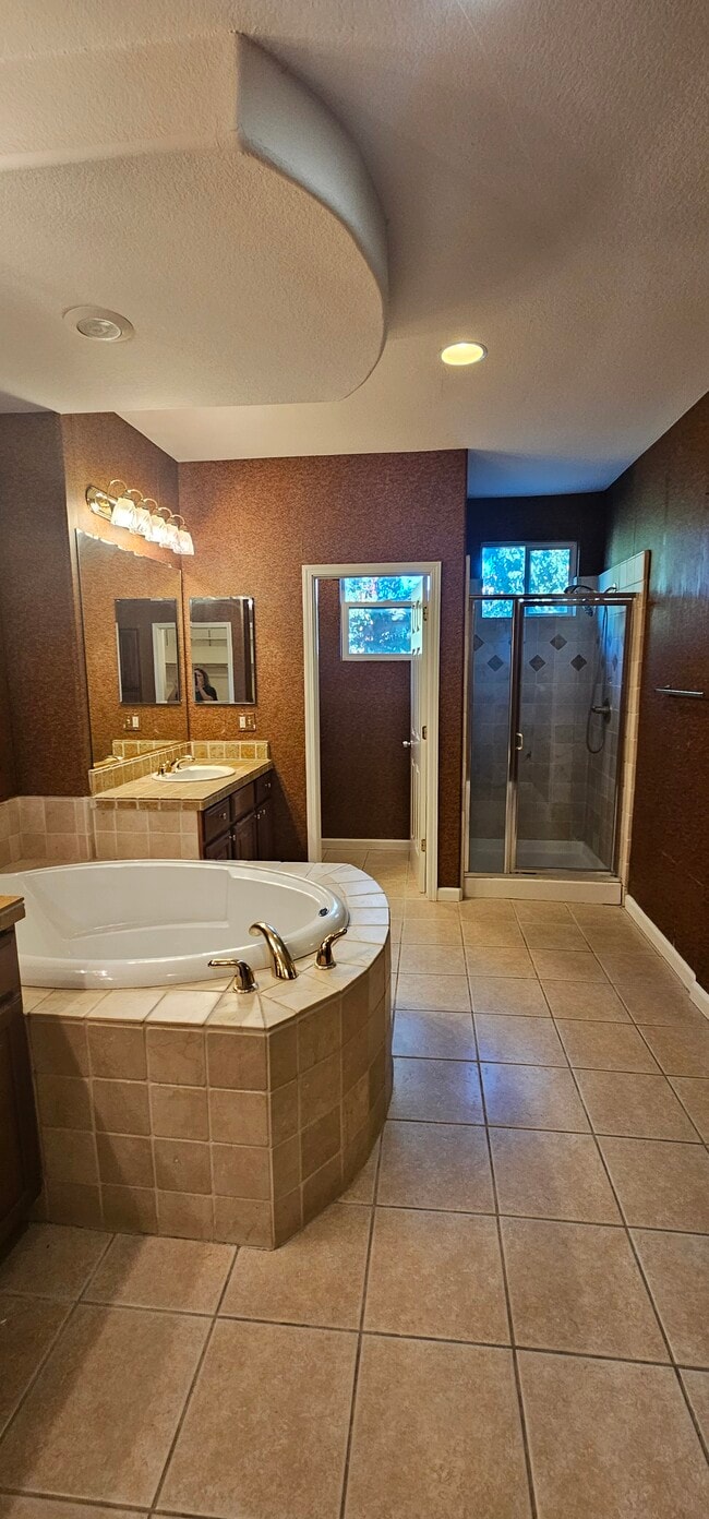 Building Photo - 5012 Crest Dr