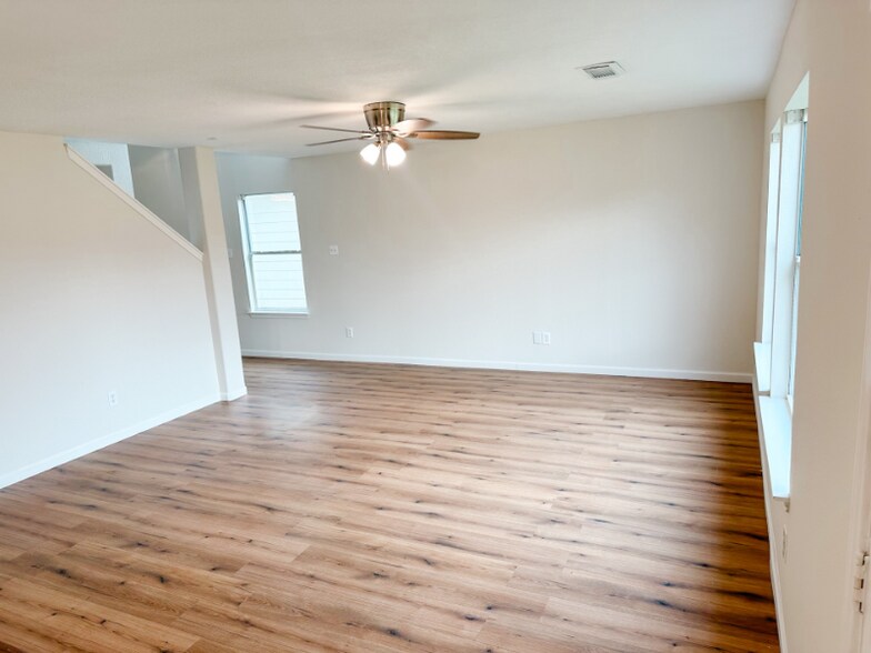 Building Photo - 4027 Falvel Cove Dr