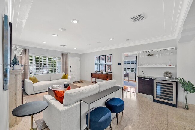 Building Photo - 5915 La Gorce Dr