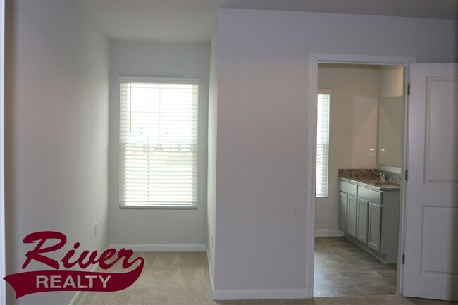 Building Photo - Laurel Park Townhouse