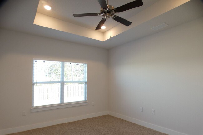 Building Photo - 4-Bedroom Home - Community Pool