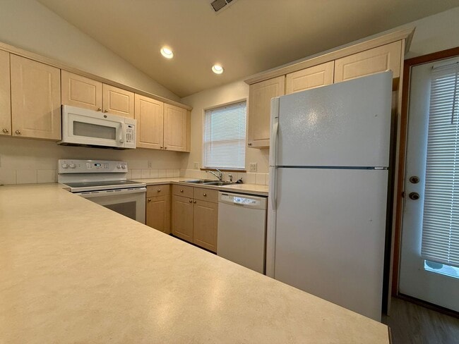 Building Photo - COME TAKE A LOOK AT THIS BEAUTIFUL NEWLY UPDATED HOME IN REDMOND!!