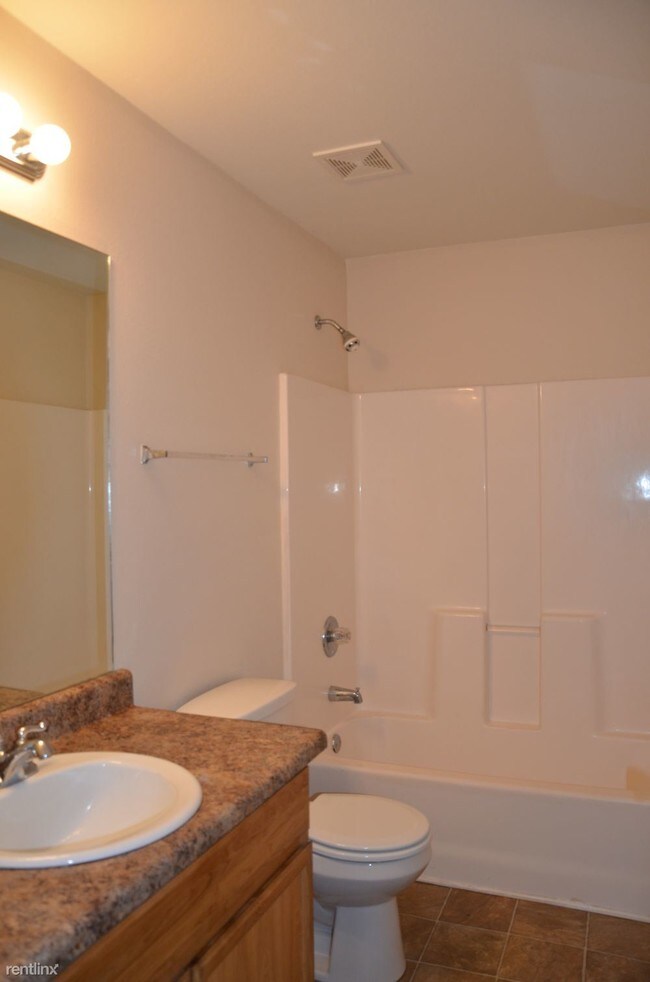 Building Photo - 2 br, 1.5 bath Townhome - 1334 Foxwood Pl