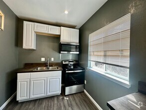 Building Photo - Rare 1bdrm, 1.5 bath duplex