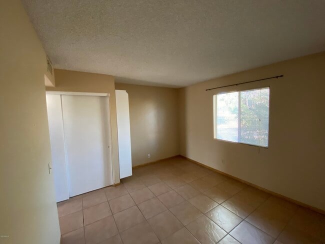 Building Photo - 6932 W Paradise Dr