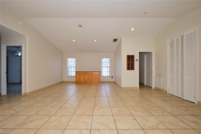 Building Photo - 2614 SE 12th Pl