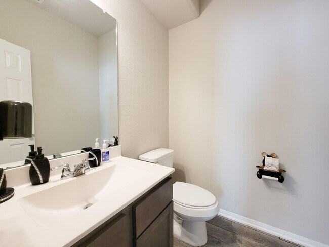 Building Photo - Live comfortably in this stunning Lake Rid...