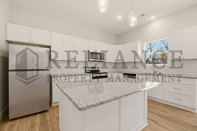 Building Photo - 619 Elmwood St