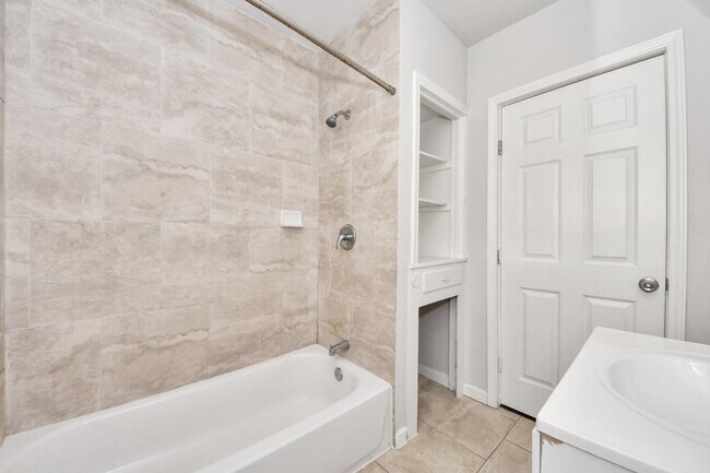 Building Photo - 7504 Elm St