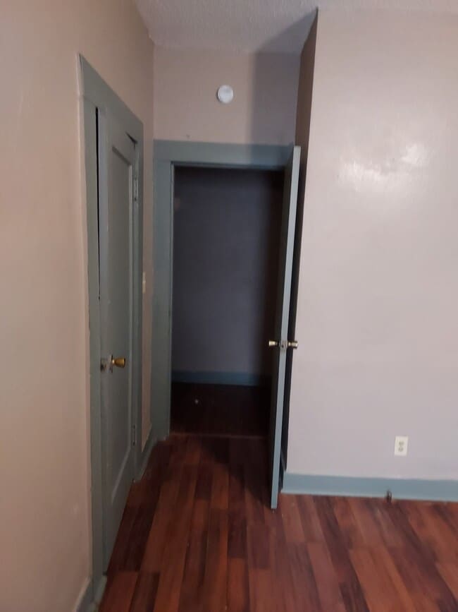 Building Photo - 216 W 19th Ave