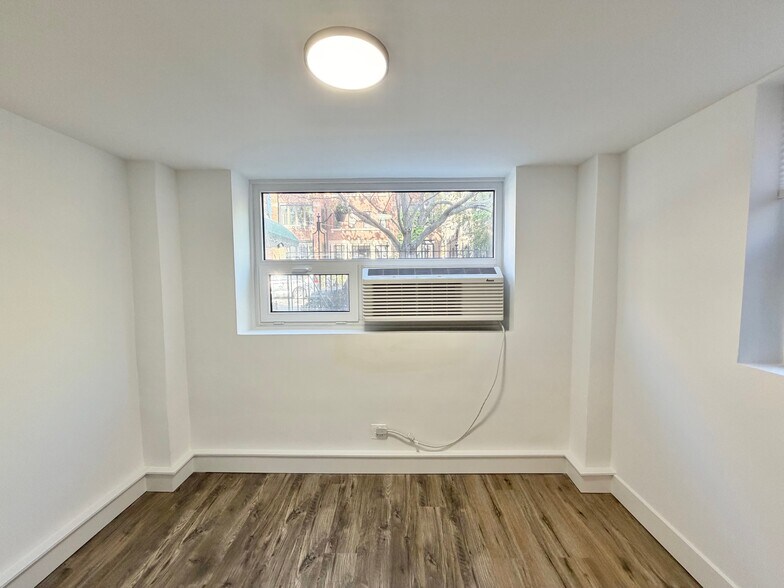 Building Photo - 940 W Carmen Ave