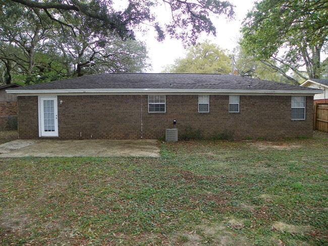 Building Photo - Spacious & Pet-Friendly 3/2 Home in West P...