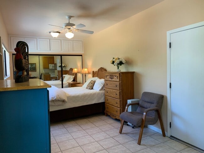 Building Photo - Studio