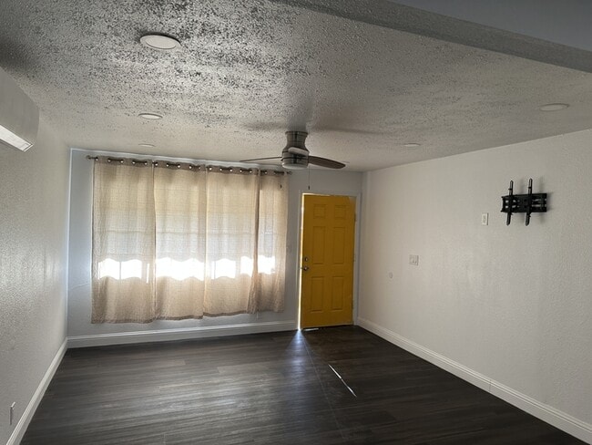 Building Photo - Updated 3 Bedroom 1 Bathroom Home.