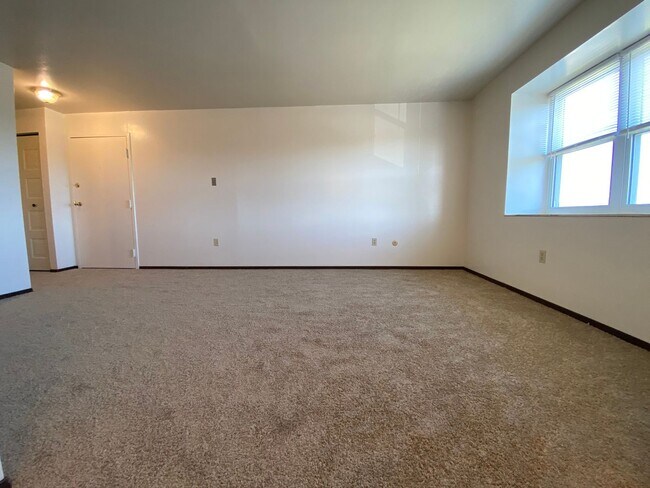 Building Photo - Wonderful 2BR in Bellevue!  Central A/C, Equipped Kitchen & More! Great Location!! Call Today!