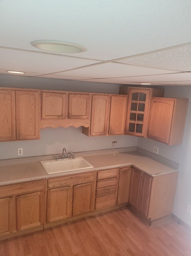 Building Photo - 3 bedroom, 1 bathroom Townhouse--Ready for...