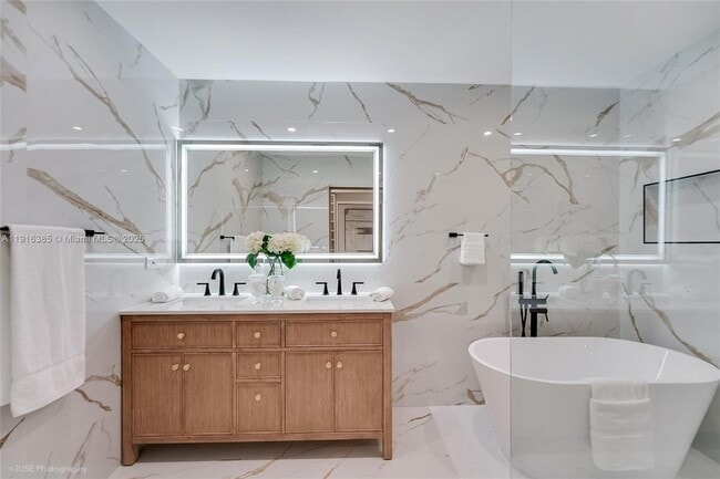 Building Photo - 1120 NE 86th St