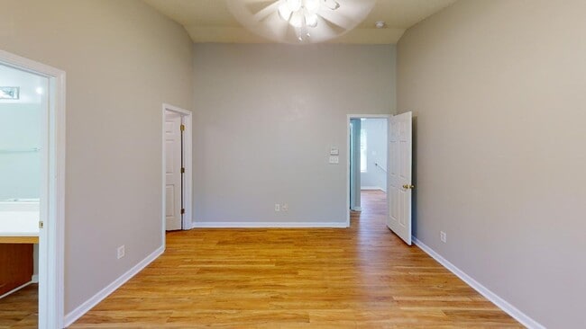 Building Photo - Recently Renovated Single Family Home in t...
