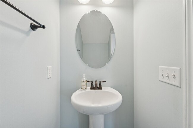 Building Photo - MOVE-IN READY! (Pet Friendly)